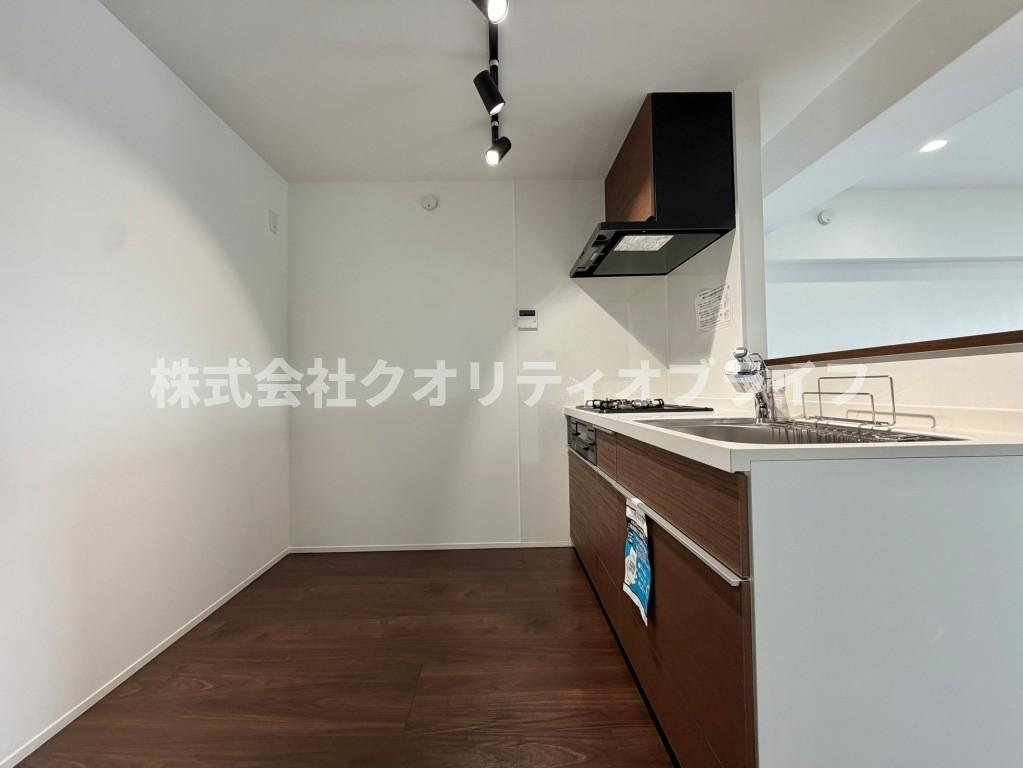 圧迫感を与えないすっきりとしたデザインが、お部屋全体をさらに広く見せてくれる洗練されたキッチン。無駄のないクリーンな佇まいで、毎日の何気ない調理時間をちょっと特別なものに変えてくれます。