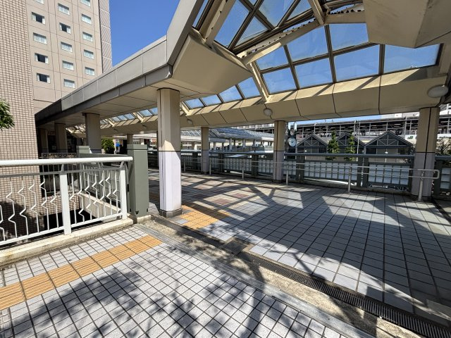 駅からペデストリアンデッキで敷地にアクセスできます？