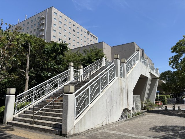 駅からペデストリアンデッキで敷地にアクセスできます？