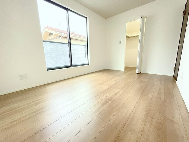 洋室6.3帖：バルコニーに面した開放的な洋室。南向きのあたたかい空間です。
