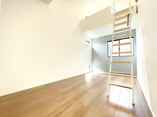 洋室6.0帖：アクセントクロスやロフトが特徴的なかわいい洋室。2面採光の風通しの良い空間です。クローゼットも完備しております。