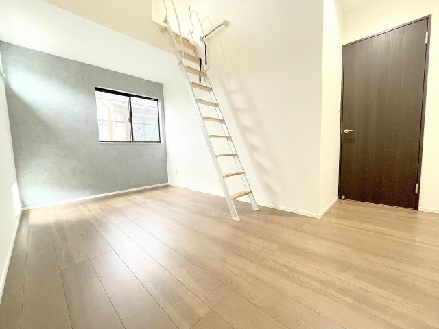 洋室6.0帖：アクセントクロスやロフトが特徴的なかわいい洋室。2面採光の風通しの良い空間です。クローゼットも完備しております。
