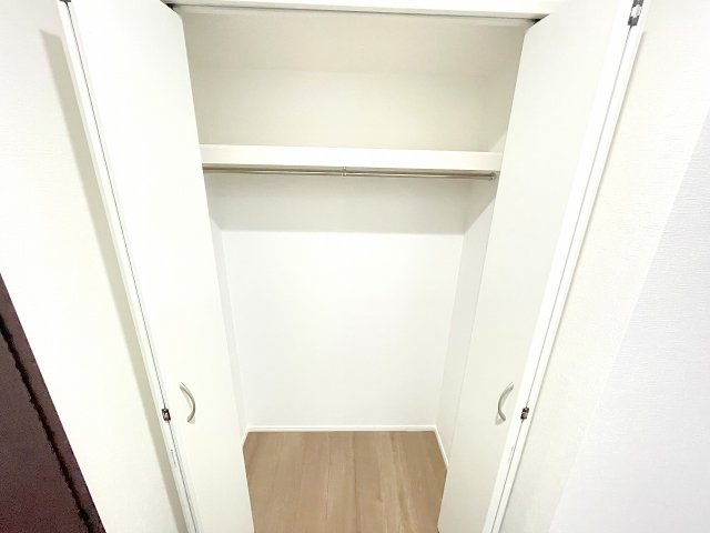 洋室6.0帖：たっぷり収納できるクローゼット、お部屋がすっきり片付きます。