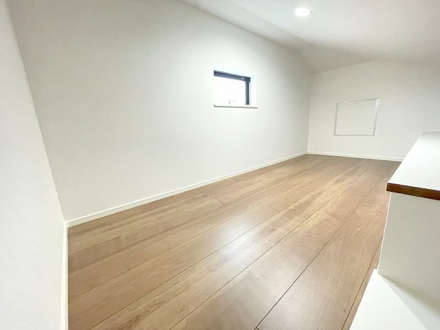 洋室5.1帖：ロフト上の空間も広く秘密基地のようでワクワクしますね♪