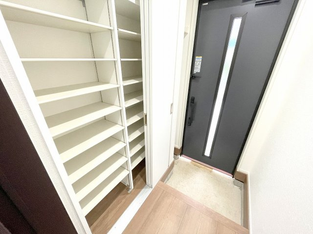 シューズボックスやシューズインクローゼットにより玄関周りがすっきり片付きます。※玄関はまだ未完成のため写真の状態でのお引渡しではございません。　