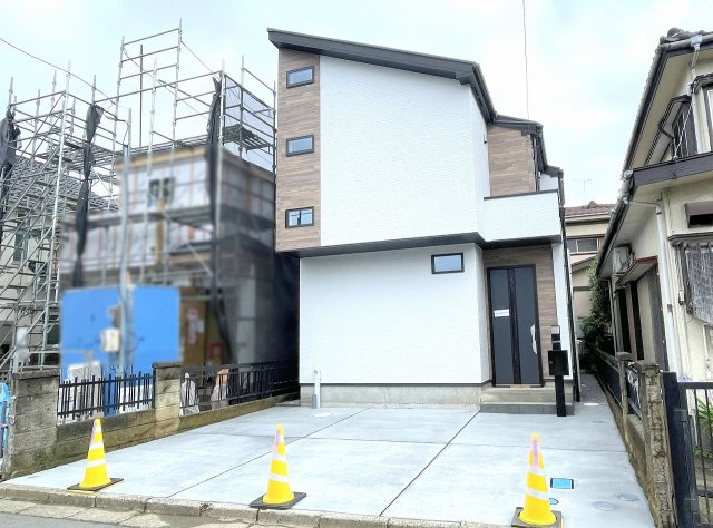 カースペース2台分の広々とした空間。落ち着いた雰囲気と利便性の良さが合わさった環境です。　