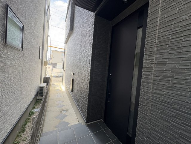 グレーを基調とした外観デザインは落ち着きがあり、上品でモダンな印象を与えます。雨の日でも快適な屋根付きのアプローチで、機能性にも優れた玄関まわり。シンプルながら高級感の漂うデザインが魅力です。