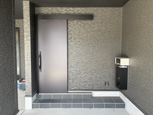 駐車場から直接出入りできる便利な勝手口。雨の日でも濡れずに荷物の出し入れができ重い買い物袋を持ったままでもスムーズに室内へ入れます。採光窓付きで明るさも確保しつつ、プライバシーにも配慮されたデザイン。