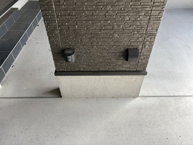 屋外には便利な防水仕様のコンセントを設置。掃除機の使用や電動工具の作業、車の洗浄時など、さまざまなシーンで活躍します。デザインも外壁と調和するダークカラーで統一され、外観を損なわないスマートな印象に。