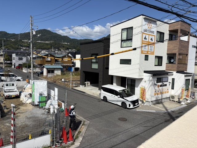前面道路は幅員がしっかり確保されており、車の出し入れもスムーズです。交通量が少なく、静かで落ち着いた住環境が広がります。南向きで日当たりも良好、視界も開けており開放感のある立地です。