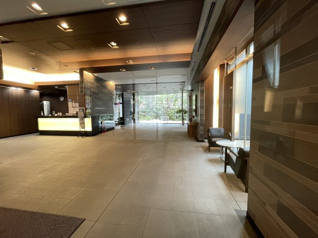 明るく広々としたエントランスが迎えてくれます。　
