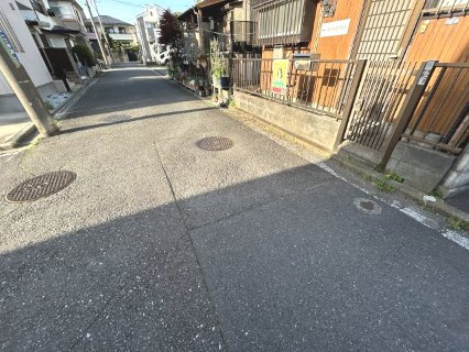 高低差がほぼない前面道路です。