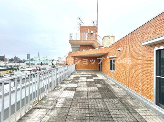 週末には旦那さまと夜景を見ながらお酒を楽しむことがで出来る広々した大型ルーフバルコニー。