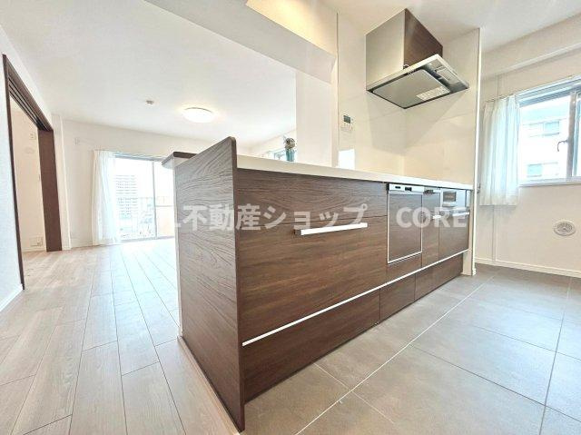カウンターキッチンはリビングを見渡せるので、お料理番組やドラマを見ながら作業ができます。