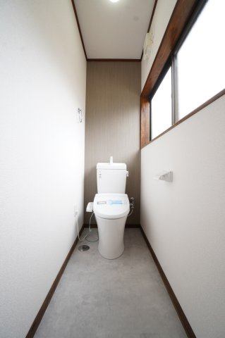 2階にもトイレあります！トイレ新品、クロス・床の張替え済みです！