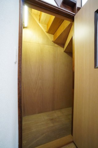 階段下を利用した収納スペースあります！