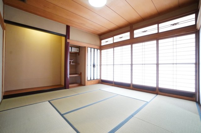 1階8帖和室。畳の表替え、襖・障子の張替えを行います。※リフォーム途中の写真です。