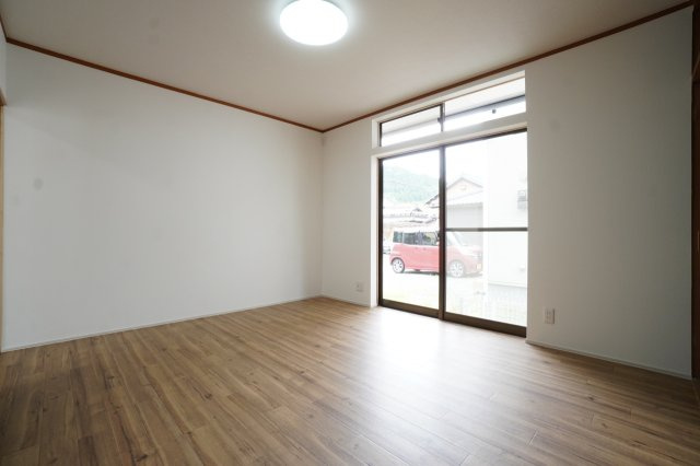 1階6帖洋室。クロス・床の張替を行いました。