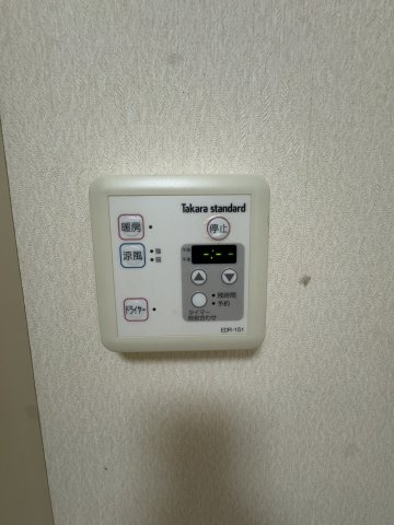 洗面ルームヒーターが設置されています。髪など乾かしたり、暖房・涼風機能があります。夏・冬に活躍しますね。