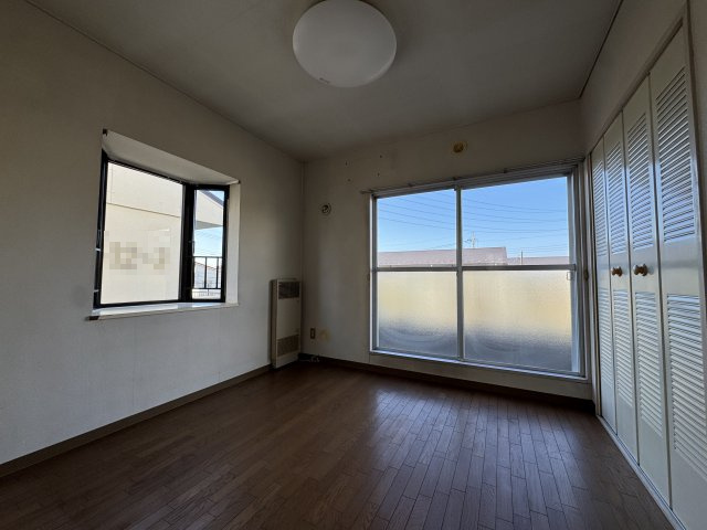 2階ルーフバルコニー前洋室です。出窓のある二面採光のお部屋です。
