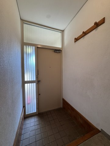 明かり取りの窓があり、陽の光が入る明るくゆったりとした玄関です