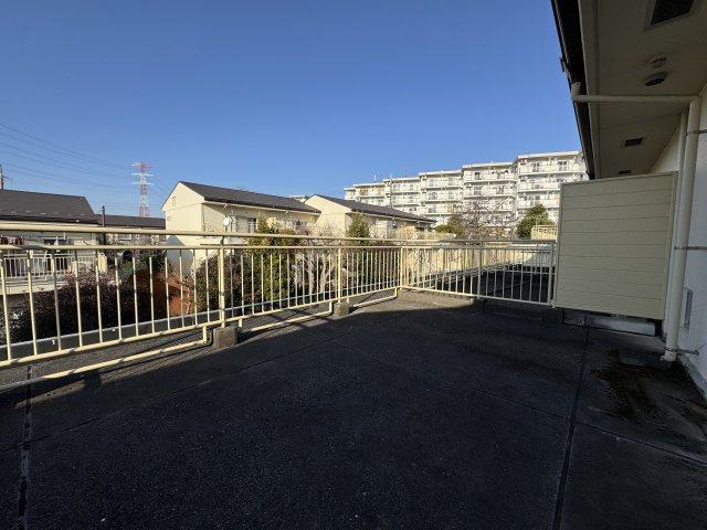広々としたルーフバルコニーです。空が広く、気持ちの良いスペースです。