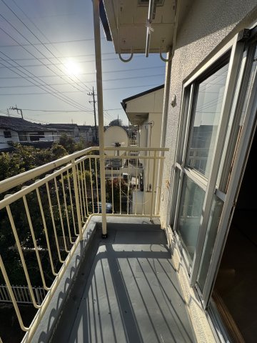 南東側の陽当たり良好なバルコニーです。