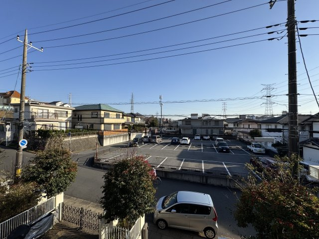 高い建物のない閑静な住宅地に位置しています。