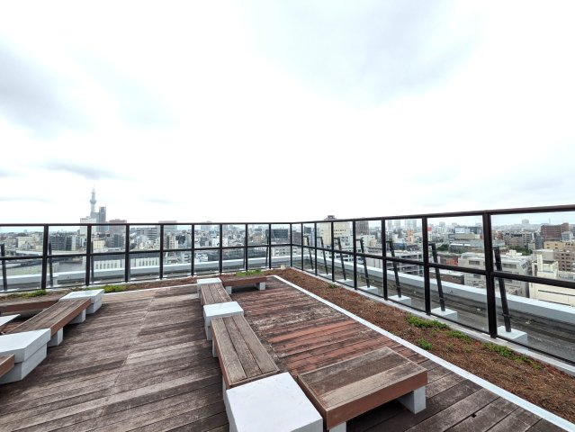 建物屋上に「屋上庭園」があります！東西南北に隣接した高い建物がなくパノラマ眺望を眺めながら寛げます！隅田川花火大会開催時は鑑賞の特等席になりそうです！