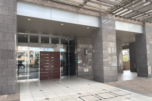共用施設も充実しております。2階に集会室やシアタールーム、ゲストルームなど7種類の共有ルームがあり、1階には室内プールもあります。