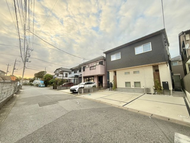 太陽光発電システム搭載・2世帯住宅モデルハウス！南6ｍ道路に面し陽当り良好！駐車スペース3台可！