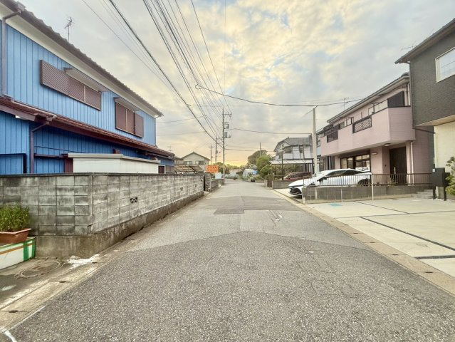 太陽光発電システム搭載・2世帯住宅モデルハウス！南6ｍ道路に面し陽当り良好！駐車スペース3台可！