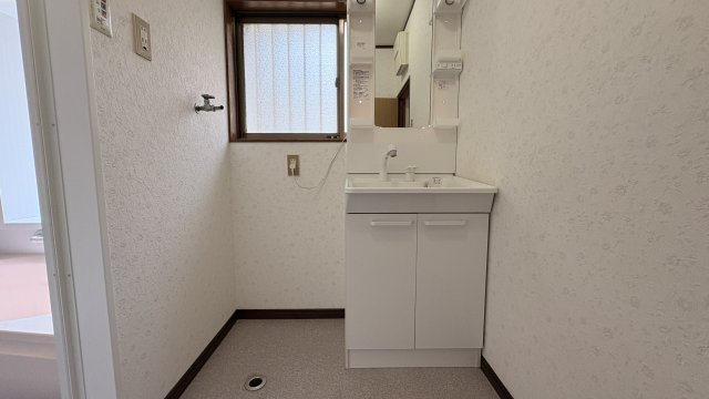 シンプルで使いやすい洗面脱衣室。独立洗面台を備え、朝の身支度もスムーズに行えます。窓付きのため換気ができ、湿気がこもりにくいのもポイントです。洗濯機置場のスペースも確保されており、洗濯動線も良好です。