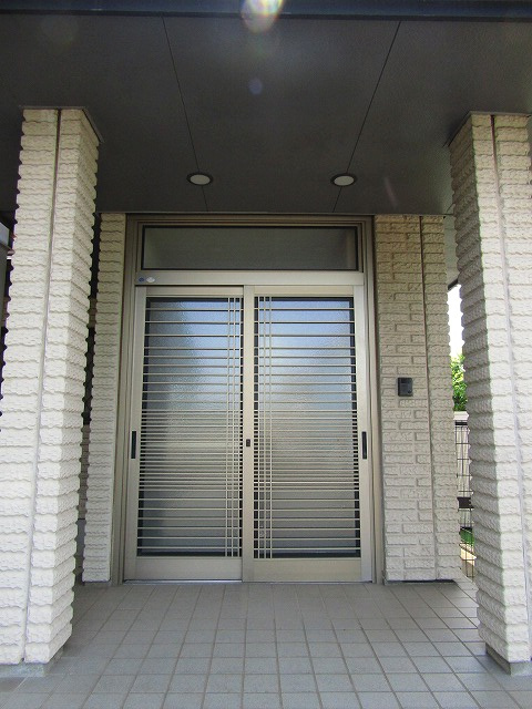 雨風しのげる屋根付き玄関で快適な出入りを！