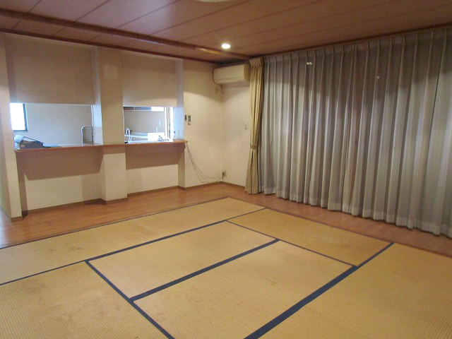 大きな窓から陽光が差し込む、明るく開放的なリビング！