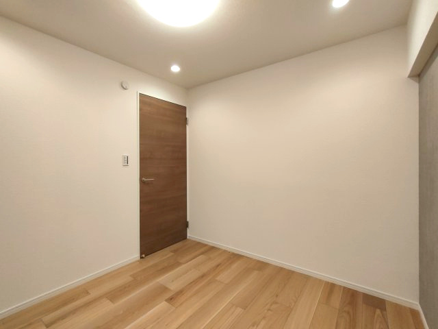 【洋室】　お部屋の形が整っているので、難しく考えずに家具の配置が可能です。