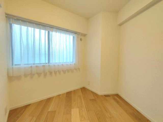 【納戸】　納戸とは建築基準法で「居室」の採光・通風の基準を満たしていないお部屋のこと。通常のお部屋としてもお使いいただけます。