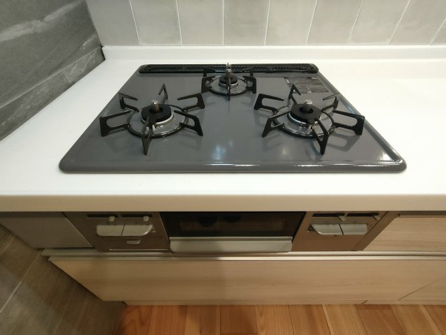 【3口ガスコンロ】　3口コンロ、グリル付きでお料理のレパートリーも増えそうです。