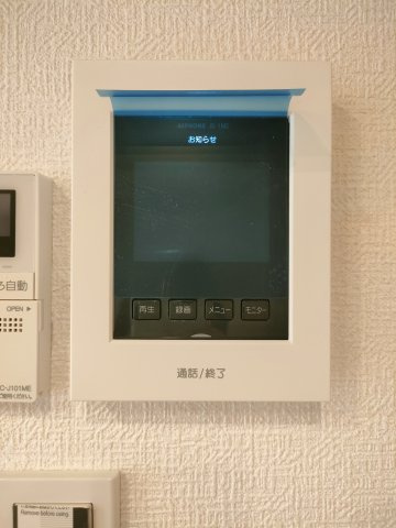 【TVモニター付きインターホン】　来訪者を確認できるＴＶモニター付インターホンでセキュリティ面にも配慮。あると安心感があります。