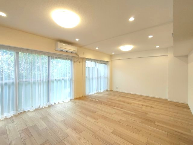【LDK】　大きな窓があることによって、外との一体感が生まれ、空間をより広く見せる役目を果たしているとともに、窓から見える緑や、外の景色もデザインに取り込まれているかのようです。
