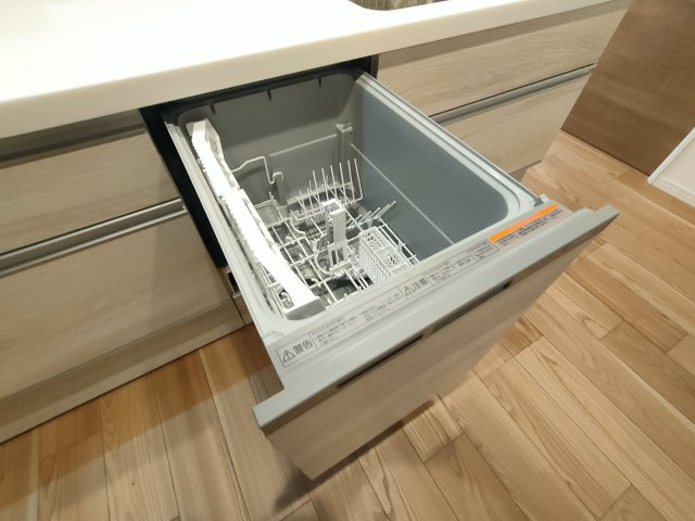 【食器洗浄乾燥機】　食器の後片付けに便利な食器洗浄乾燥機を標準装備。ビルトインタイプなので見た目もスッキリ、特に共働き世帯のご家族には必需品です。