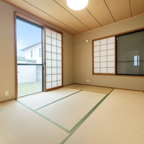 畳の上でゆっくりとくつろげる和室です