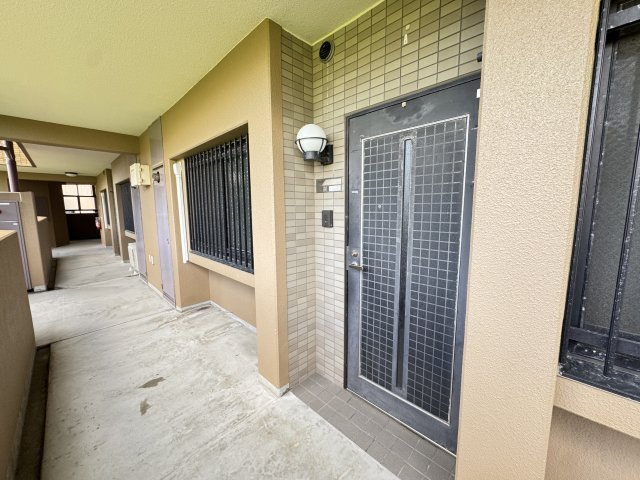 マンション入り口部分。自動ドア、オートロック付き。