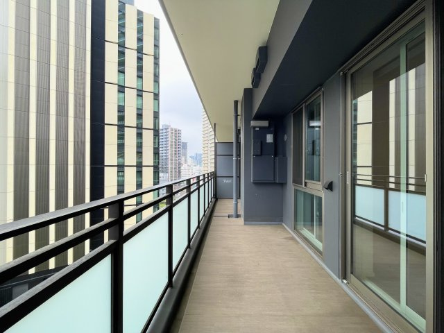 洗濯物を干す空間として十分な広さのあるバルコニーです！風通しも良く心地よく日差しを感じられますね♪