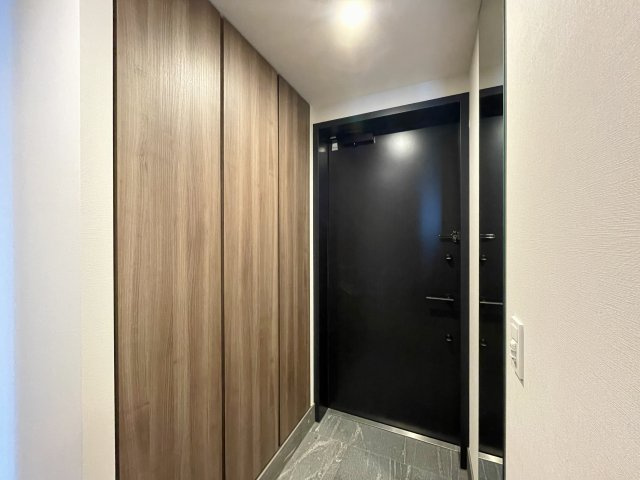 大きなシューズボックスを備えた清潔感のある玄関です！家族の靴や外出用品もすっきりと整理できますね♪