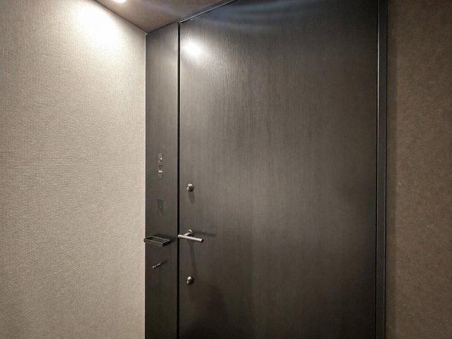重厚感のある落ち着いた扉デザインの玄関です！防犯性にも優れており安心して毎日をご帰宅いただけます♪