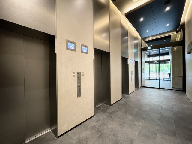 複数基設置されたスムーズに移動できるエレベーターホールです！朝の忙しい時間帯も快適に出発できますね♪