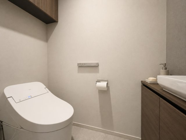 独立した手洗い器と収納棚を備えた綺麗なトイレです！清潔感あふれる空間で毎日気持ちよく過ごせます♪