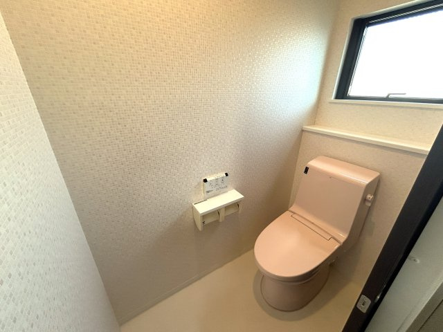 清潔感のある明るいトイレ空間でシンプルながら落ち着いた雰囲気が魅力。窓付きのため自然換気ができいつでも快適にご利用いただけます。操作パネル付きで機能性も備わっており、日々の使い勝手にも配慮された設計。
