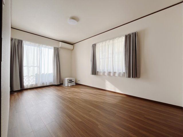 ■2階洋室｜2階洋室には大きな窓をご用意しています。日中はあたたかな日差し差し込み自分時間も充実できますね＾＾